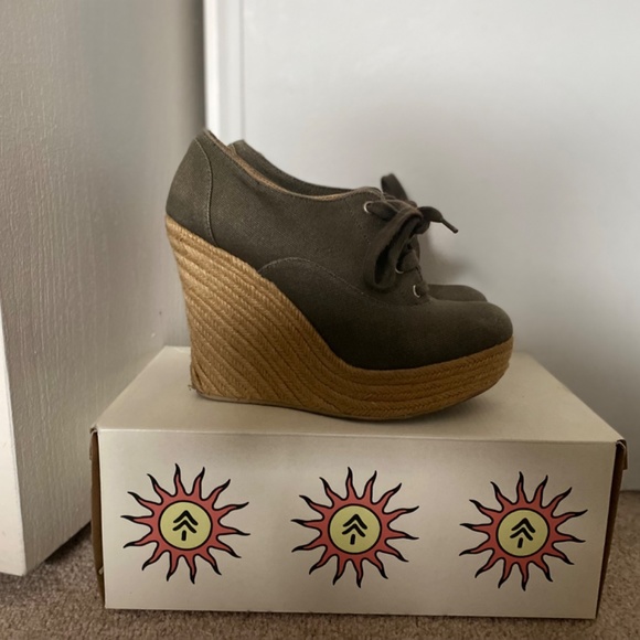 Shoes and boots - Picture 7 of 16